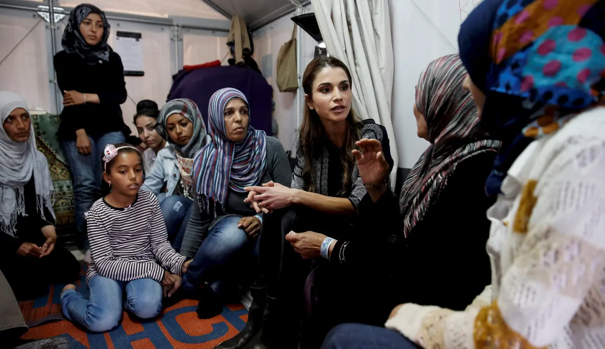 Ratu Rania dari Yordania (tengah), berbincang dengan pengungsi perempuan Suriah selama kunjungannya di kamp pengungsi Kara Tepe di pulau Yunani, Lesbos, Senin (25/4). (REUTERS/Alkis Konstantinidis)