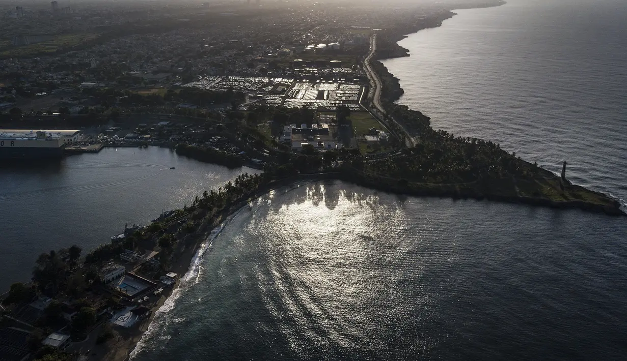 Pelabuhan Sansouci terlihat  di Santo Domingo, Republik Dominika, Rabu (28/7/2021). Didirikan oleh Spanyol pada 1496, kota ini merupakan pemukiman Eropa tertua yang terus dihuni di Amerika.  (AP Photo/Matias Delacroix)