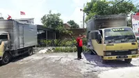 Dua truk milik warga yang sedang terparkir didepan rumah di kawasan Desa Wonoayu Sidoarjo terbakar misterius. (Liputan6.com/Dian Kurniawan)
