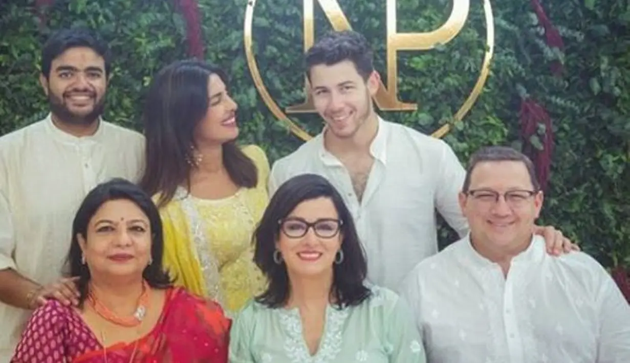 Keluarga Nick sendiri hadir di India untuk menghadiri sebuah upacara beranama Roka. (instagram/priyankachopra)