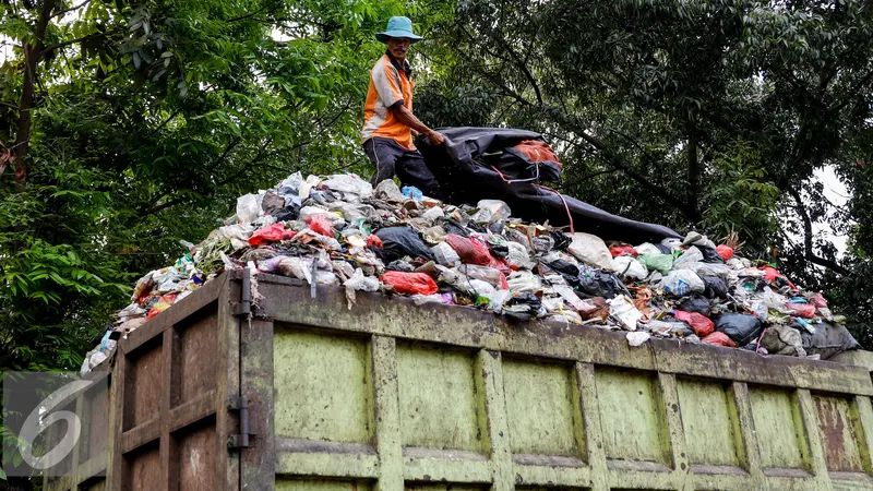 20150819-Truk Pengangkut Sampah di Jagakarsa-Jakarta