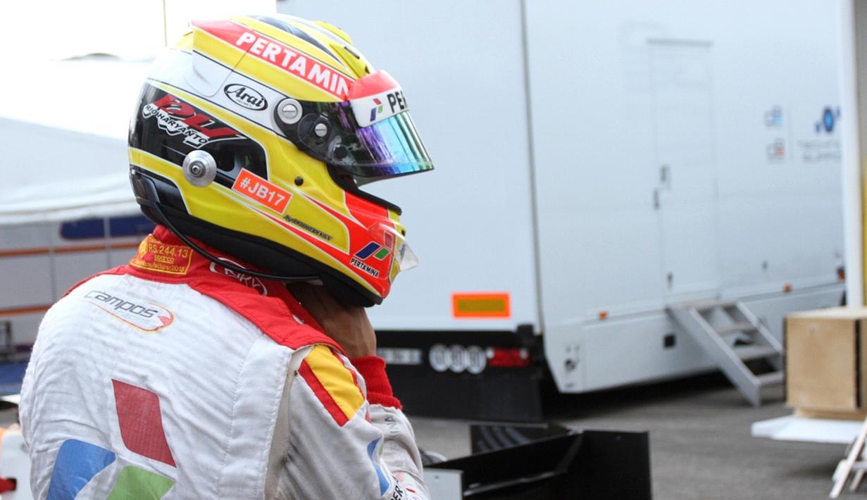 Rio Haryanto mengenakan helm dengan tagar #JB di GP2 Hungaroring. (Bola.com/Reza Khomaini)