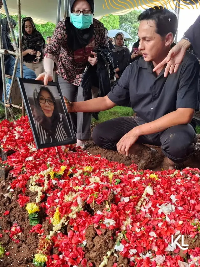 Pemakaman Ibu Ussy Sulistiawaty