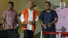 Wali Kota Medan nonaktif, Tengku Dzulmi Eldin berjalan usai menjalani pemeriksaan oleh penyididk di Gedung KPK, Jakarta, Selasa (11/2/2020). Tengku Dzulmi Eldin diperiksa sebagai tersangka terkait dalam kasus dugaan suap proyek dan jabatan oleh Wali Kota Medan 2016-2021. (merdeka.com/Dwi Narwoko)