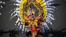 Aksi seorang peserta mengenakan kostum adat Indonesia saat berpartisipasi dalam parade Jember Fashion Carnaval 2017 di pulau Jawa timur (13/8). Sekitar 2000 peserta mengelilingi rute 3,6 kilometer di sekitar kota. (AFP Photo/Juni Kriswanto)