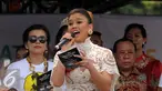 Agnez Mo membacakan Deklarasi Perdamaian saat perayaan Hari Perdamaian Internasional di Balai Kota Jakarta, Minggu (20/9/2015). Beragam komunitas hadir dalam perayaan Hari Perdamaian Internasional. (Liputan6.com/Helmi Fithriansyah)