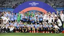 Para pemain Timnas Uruguay berfoto bersama di atas podium merayakan keberhasilan merebut posisi ketiga Copa America 2024 usai mengalahkan Timnas Kanada lewat babak adu penalti di Bank of America Stadium, Charlotte, Amerika Serikat, Minggu (14/7/2024) pagi WIB. (AP Photo/Nell Redmond)