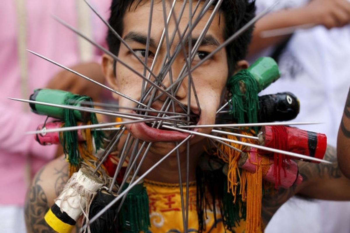 Festival debus ala Thailand ini bikin merinding