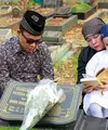 Haji Faisal bersama istri dan cucunya, Gala Sky baru saja nyekar ke makam Vanessa Angel dan Bibi Ardiansyah. Sekedar informasi, pasangan suami istri itu meninggal dunia akibat kecelakaan dua tahun silam. [Foto: KapanLagi.com/Muhammad Akrom Sukarya]