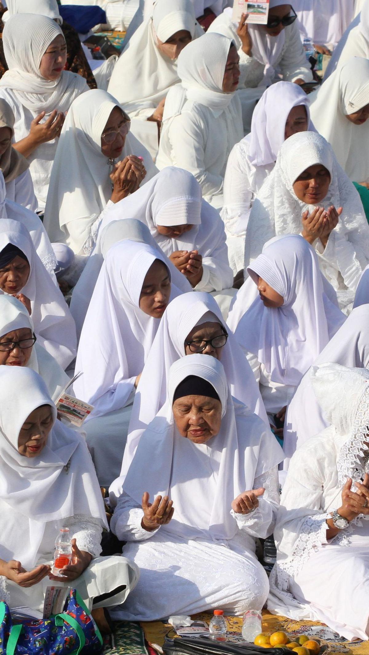 Usai membaca doa akhir tahun dan awal tahun pada waktu sore hari dan ba'da Maghrib, Selasa (18/7/2023) lalu, Tahun baru Islam yang jatuh pada Rabu (19/7/2023) ini disambut oleh warga Bogor yang ramai-ramai mendekatkan diri kepada Allah SWT dengan memperba