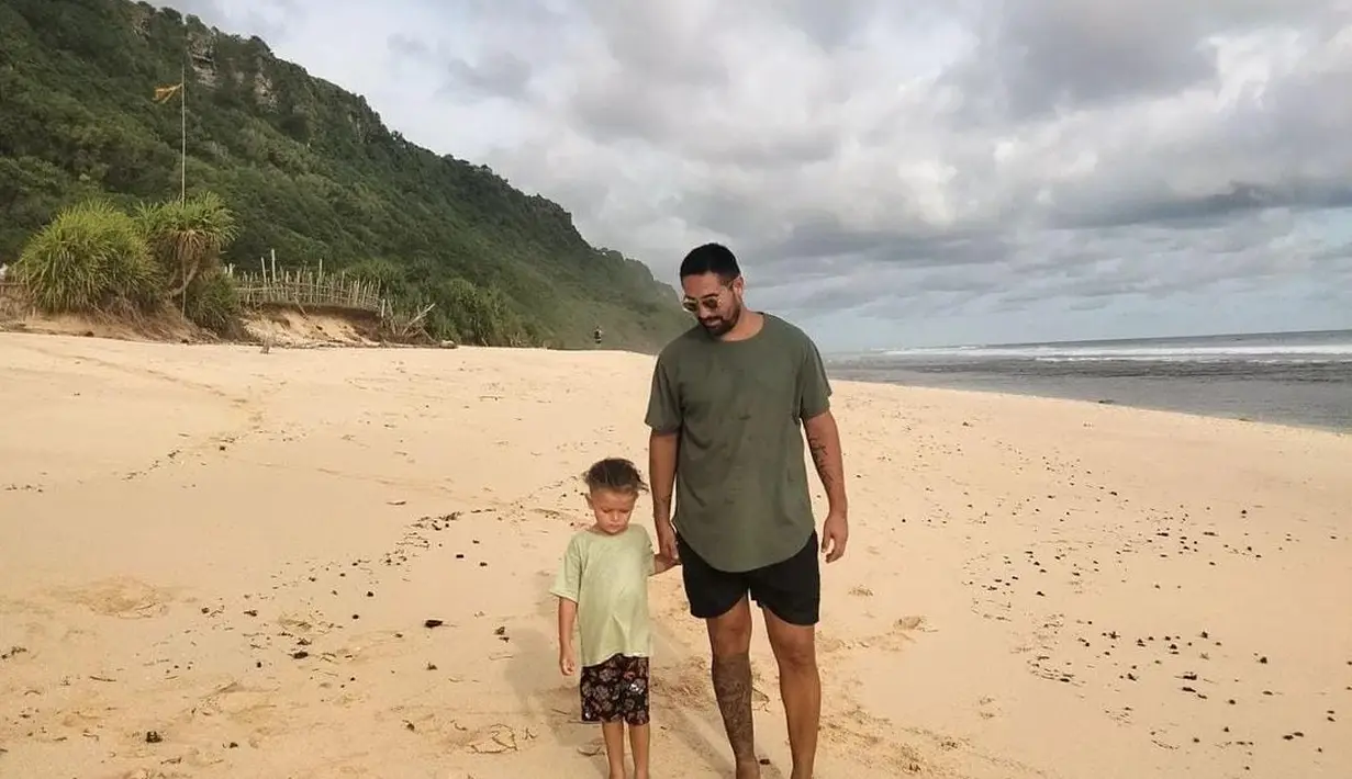 Selain itu, Gaston juga terlihat sangat dekat dengan kedua anaknya [instagram/gastoncastano32]