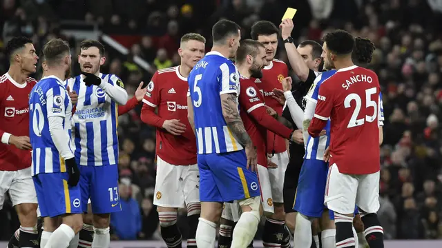 Foto: Duo Portugis Saling Bahu, Cristiano Ronaldo dan Bruno Fernandes Beri Kemenangan Berharga untuk MU di Liga Inggris