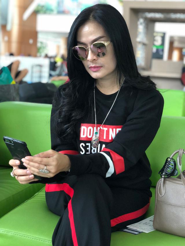 6 Penampilan Glamor Iis Dahlia, Tampil Elegan