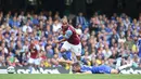 Kapten tim Aston Villa, Gabriel Agbonlahor, mencoba lolos dari hadangan pemain belakang Chelsea, Gary Cahill (bawah), saat berlaga di lanjutan Liga Primer Inggris di Stadion Stamford Bridge, London, (27/9/2014). (REUTERS/Paul Hackett)