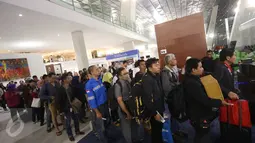 Penumpang mengantre cek in di counter Garuda pada penerbangan perdana di Terminal 3 Bandara Soekarno Hatta, Tangerang (9/8). Tepat pukul 00.01 WIB, AP II resmi mengoperasikan sebagian Terminal 3. (Liputan6.com/Immanuel Antonius).