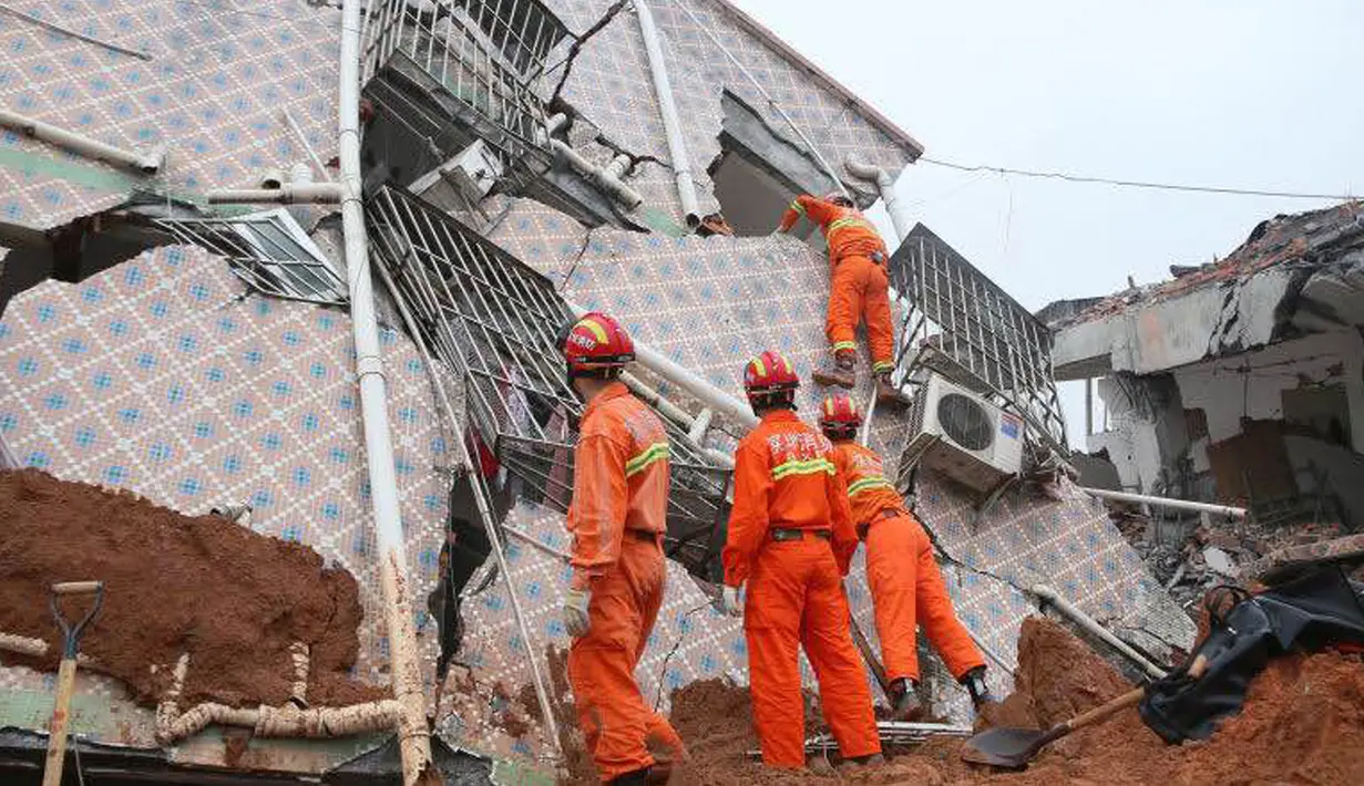 Tim SAR mencari korban yang selamat setelah longsor di sebuah kawasan industri di Shenzhen, China selatan, Minggu (20/12). Sekitar 900 orang diungsikan dan empat orang diselamatkan dengan cedera ringan, kata pemerintah setempat. (CHINA OUT AFP PHOTO)