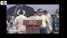 Prabowo Subianto melepas baju untuk pendukung di Bandung, Jawa Barat, sebagai tanda cinta kasih.
