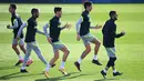 Para pemain Atletico Madrid melakukan pemanasan selama sesi latihan di tempat latihan klub di Majadahonda dekat Madrid (24/11/2020). Atletico Madrid akan bertanding melawan Lokomotiv Moscow pada Grup A Liga Champions di Estadio Wanda Metropolitano. (AFP/Gabriel Bouys)