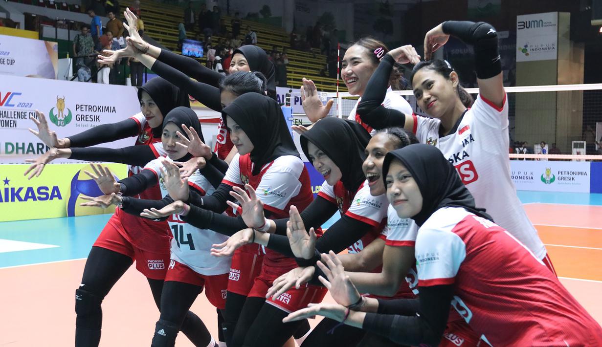 Timnas bola voli putri Indonesia dipastikan melangkah ke babak semifinal kejuaraan Bola Voli Putri Asia AVC Challenge Cup 2023 setelah pada laga lanjutan Grup E babak Delapan Besar menang 3-0 atas Australia (25-13, 25-17, 25-16) dalam laga yang digelar di GOR Tri Dharma, Gresik, Jawa Timur, Rabu (21/6/2023) malam WIB. Dengan hasil ini Megawati Hangestri dkk sementara memimpin klasemen Grup E dengan 6 poin hasil dua kali kemenangan. Sebelumnya Timnas bola voli putri Indonesia telah mengalahkan Filipina di Grup A babak penyisihan, sehingga sesuai regulasi tidak perlu lagi berhadapan di Grup E pada babak Delapan Besar. India yang baru mengemas tiga poin setelah kalah dari Filipina akan menjadi lawan terakhir Indonesia di Grup E yang akan dihadapi pada Jumat (23/6/2023). (Dok. PBVSI)