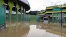 Genangan air di Stadion Patriot Candrabhaga mengakibatkan sejumlah fasilitas penting untuk menunjang jalannya pertandingan seperti gardu listrik, ruang genset, ruang ganti pemain, ruang HB, dan beberapa ruang penting lainnya terendam banjir. (Liputan6.com/Herman Zakharia)