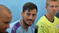 Gelandang Manchester City, David Silva memberi keterangan saat menyapa penggemarnya selama acara promosi di Hong Kong (23/7/2019). The Citizens akan menghadapi Kitchee SC dalam laga uji cobadi Hong Kong Stadium pada 24 Juli 2019. (AFP Photo/Anthony Wallace)