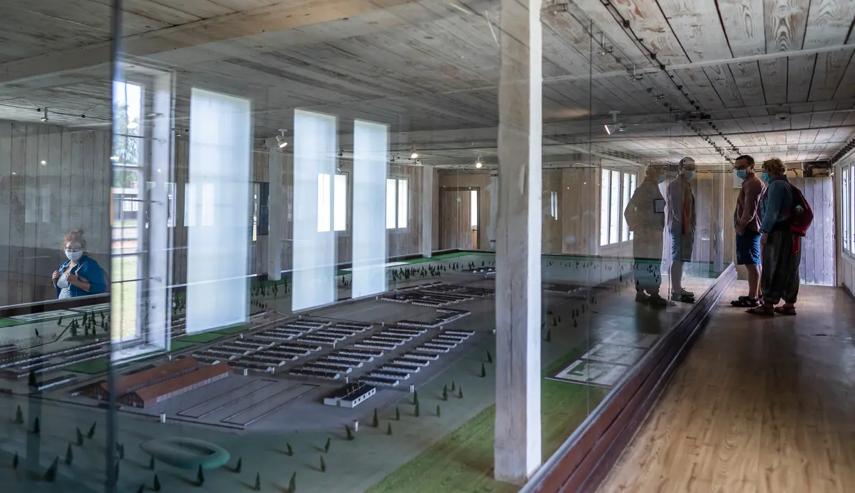  Orang-orang mengunjungi museum di bekas Kamp Kematian Nazi Stutthof, di Sztutowo, Polandia (21/7/2020).  Wasowicz, saksi penting dalam persidangan mantan penjaga SS Bruno Dey yang diperkirakan akan ditutup pada 23 Juli 2020. (AFP Photo/Wojtek Radwanski)