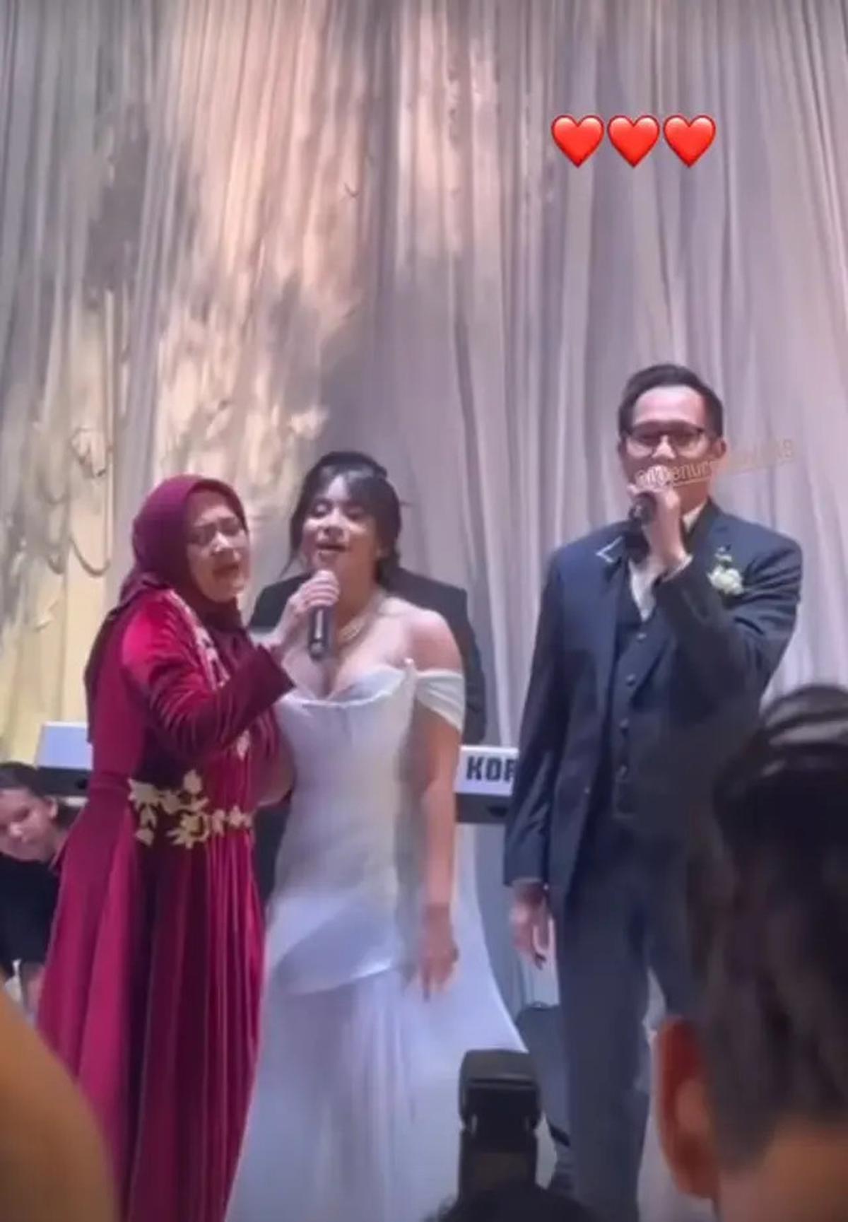 Foto-Foto Aldi Bragi Duet dengan Ikke Nurjanah, Penuh Makna dan Emosional
