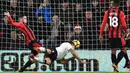 Bek Liverpool, Dejan Lovren, mencetak gol ke gawang AFC Bournemouth pada laga Premier League di Stadion The Vitality, Minggu (17/12/2017). Liverpool menang 4-0 atas AFC Bournemouth. (AFP/Glyn Kirk)