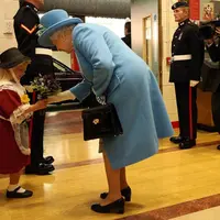 Anak Kecil Tertampar Prajurit yang Hormat ke Ratu Inggris