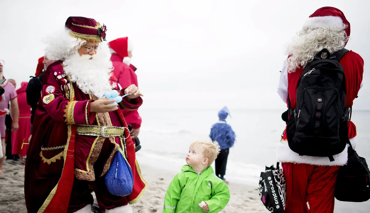 Sejumlah peserta Kongres Santa Claus Dunia 2015 saat tiba untuk berenang di pantai Bellevue di Copenhagen, Denmark, Minggu (21/7/2015). (REUTERS/Scanpix Denmark/Erik Refner) 