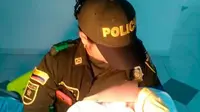 Aksi Polwan Susui Bayi yang Dibuang Ibunya, Tuai Pujian Publik