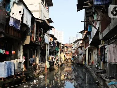 Suasana pemukiman padat penduduk di tepian sungai di Jakarta, Jumat (19/5/2023). (Liputan6.com/Angga Yuniar)