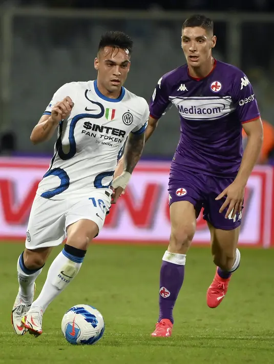 Penyerang Inter Milan, Lautaro Martinez (kiri) mengontrol bola saat melawan Fiorentina pada pekan kelima Liga Italia Serie A 2021/2022  di Artemio Franchi, Rabu (22/9/2021) dini hari WIB. Inter Milan menang 3-1 meski sempat tertinggal lebih dulu di babak pertama. (Alfredo Falcone/LaPresse via AP)