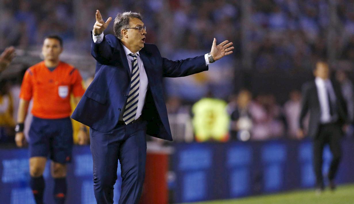 Pelatih Argentina Gerardo Martino memotifasi pemainya  pada laga Pra-Piala Dunia 2018 zona CONMEBOL di Stadion Monumental Antonio Verspucio Liberti,Buenos Aires, Argentina, Sabtu (14/11/2015) WIB. (REUTERS/Marcos Brindicci)