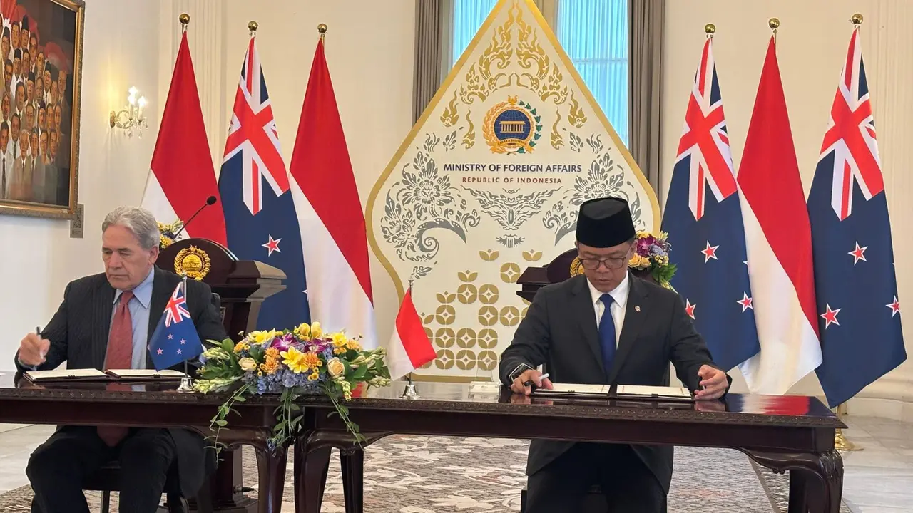 Menteri Luar Negeri Selandia Baru Winston Peters dan Menteri Luar Negeri Republik Indonesia Sugiono dalam pertemuan ke-12 Joint Ministerial Commission (JMC) Indonesia–Selandia Baru di Gedung Pancasila, Kementerian Luar Negeri RI, Jumat (13/6/2025).