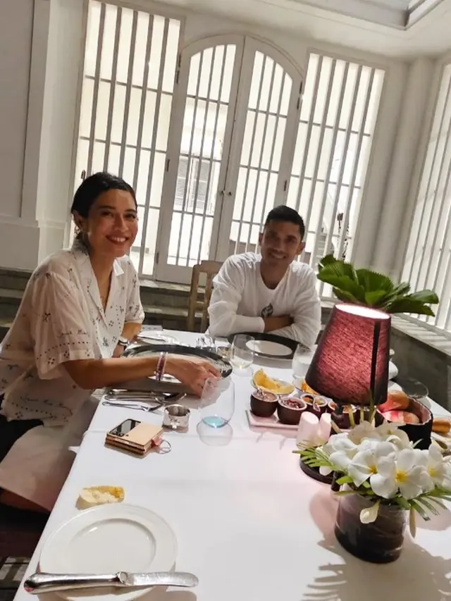 Dian Sastrowardoyo liburan di pantai (Instagram/therealdisastr)