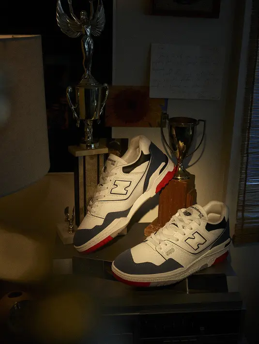 Siluet 550 memulai debutnya pada tahun 1989 sebagai sepatu basket dan diperkenalkan kembali pada tahun 2021. Siluet 550 low top menawarkan desain konsep heavy-duty di akhir tahun 80-an, sementara konstruksi bagian atas dari bahan kulit andalan memberikan sensasi tampilan klasik yang cocok di era apapun. Koleksi ini menampilkan perpaduan beberapa warna seperti biru, merah dan hitam untuk merayakan musim panas. [Credit: New Balance]