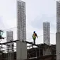 Seorang pekerja berjalan di atas bangunan gedung yang dalam tahap penyelesaian di Jakarta, Jumat (26/1). Jumlah tenaga kerja konstruksi yang tersertifikasi saat ini di bawah 10% atau hanya 720.000 dari 8,10 juta tenaga kerja. (Liputan6.com/Angga Yuniar)