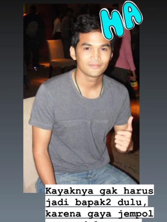 <p>Zaman dulu, ayah tiga anak ini juga sudah senang berpose dengan mengacungkan jari jempol ala bapak-bapak. (Foto: Instagram/ teukuwisnu)</p>