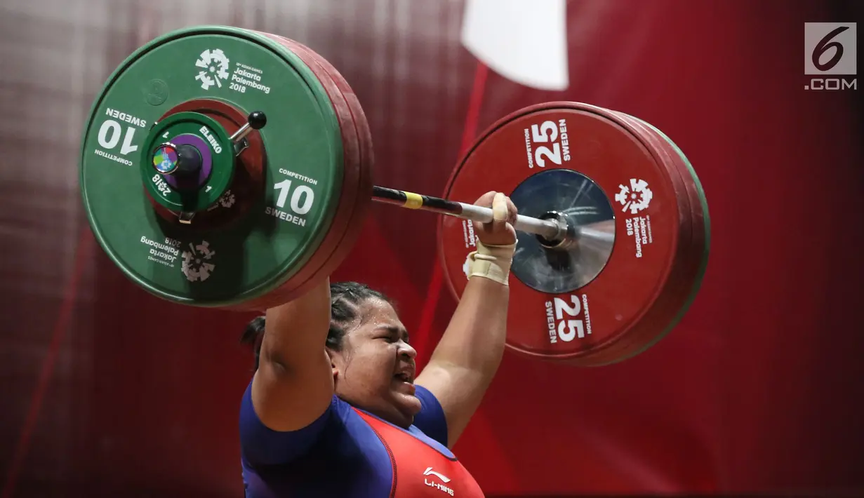 Lifter Indonesia, Nurul Akmal bersiap melakukan angkatan di kelas 75+ kilogram putri angkat besi Asian Games 2018 di JI Expo,Kemayoran, Senin (27/8). Nurul Akmal gagal meraih medali dengan total seberat 253 kilogram. (Lipujtan6.com/Helmi Fithriansyah)