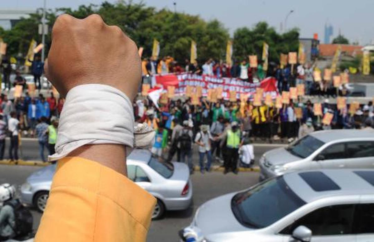 Tolak RUU Kamnas, mahasiswa bakar ban dan blokir jalan