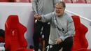Pelatih Leeds United, Marcelo Bielsa, memberikan arahan kepada anak asuhnya saat melawan Liverpool pada laga Premier League di Stadion Anfield, Minggu (13/9/2020). Liverpool menang dengan skor 4-3. (Phil Noble, Pool via AP)