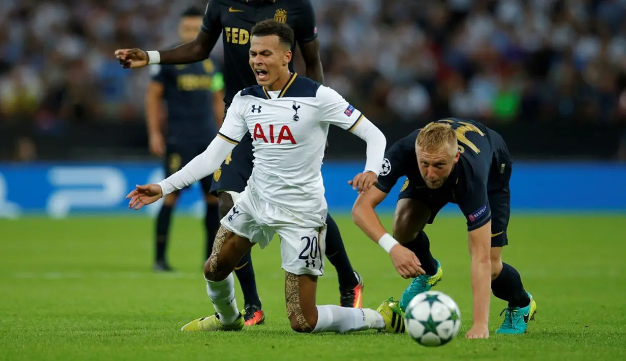 Pemain AS Monaco, Kamil Glik, melanggar pemain Tottenham Hotspur, Dele Alli, pada laga Liga Champions Grup E di Stadion Wembley, Kamis (15/9/2016) dini hari WIB. (Action Images via Reuters/Andrew Couldridge)