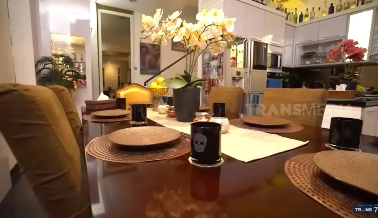 Meja makan tidak jauh dari dapur dengan beberapa kursi. Ruang makan dengan desain klasik. Dan juga sebuah minibar dikala bersantai. [Youtube/TRANS7 OFFICIAL]