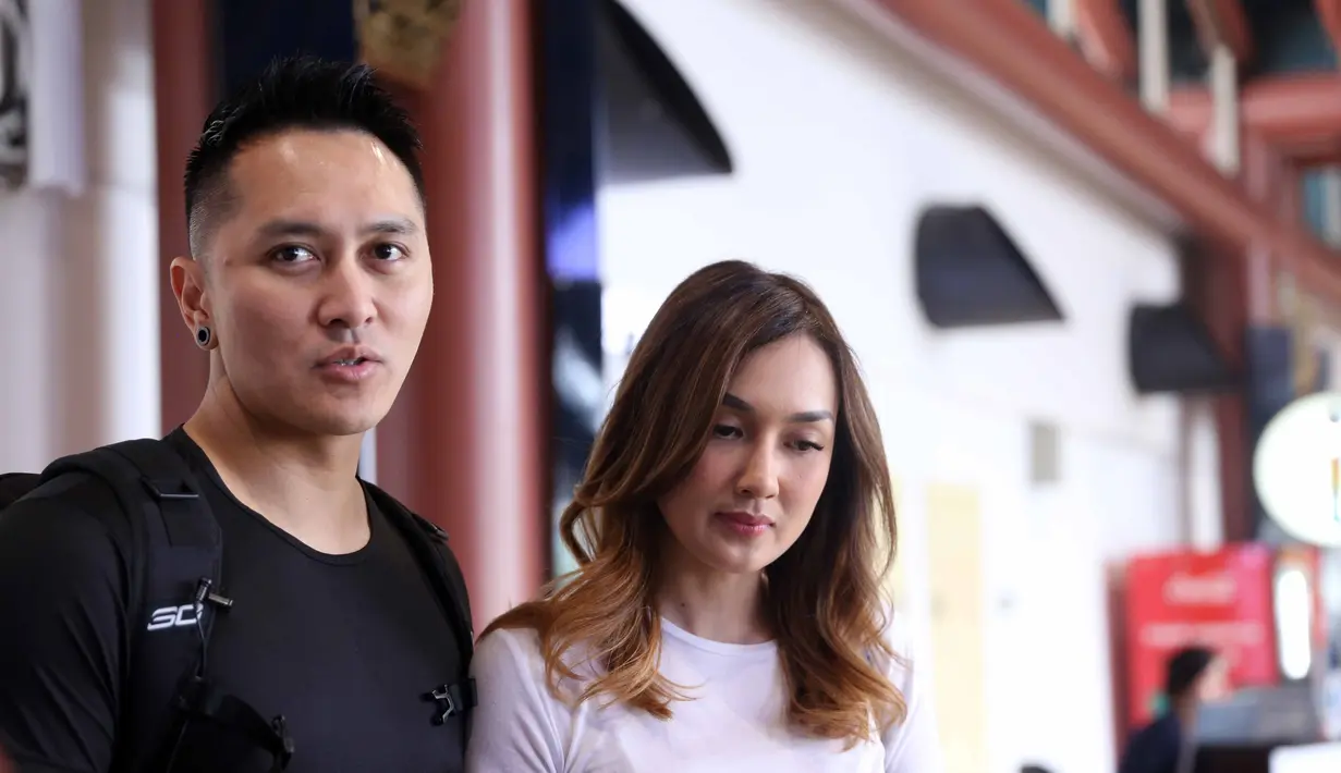 Ketika hendak menyambangi Negeri Paman Sam, Demian yang didampingi sang istri, Sarah Wijayanto, menceritakan persiapannya menuju AGT. Kali ini ia akan menggunakan api sebagai teman beraksinya nanti. (Nurwahyunan/Bintang.com)