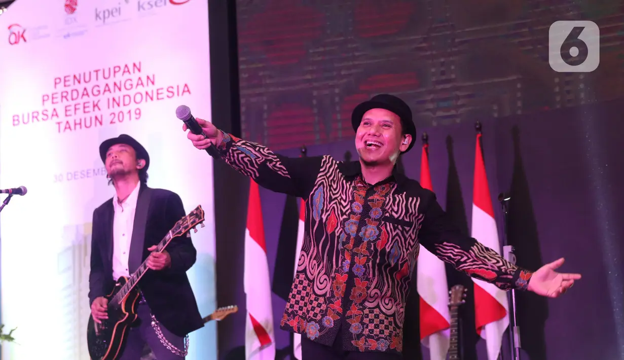 Vokalis Padi Reborn, Fadly dan Gitaris Piyu saat memeriahkan penutupan perdagangan bursa efek Indonesia tahun 2019 di BEI, Jakarta, Senin (30/12/2019). Padi Reborn menghibur para tamu undangan dalam penutupan perdagangan tersebut. (Liputan6.com/Angga Yuniar)