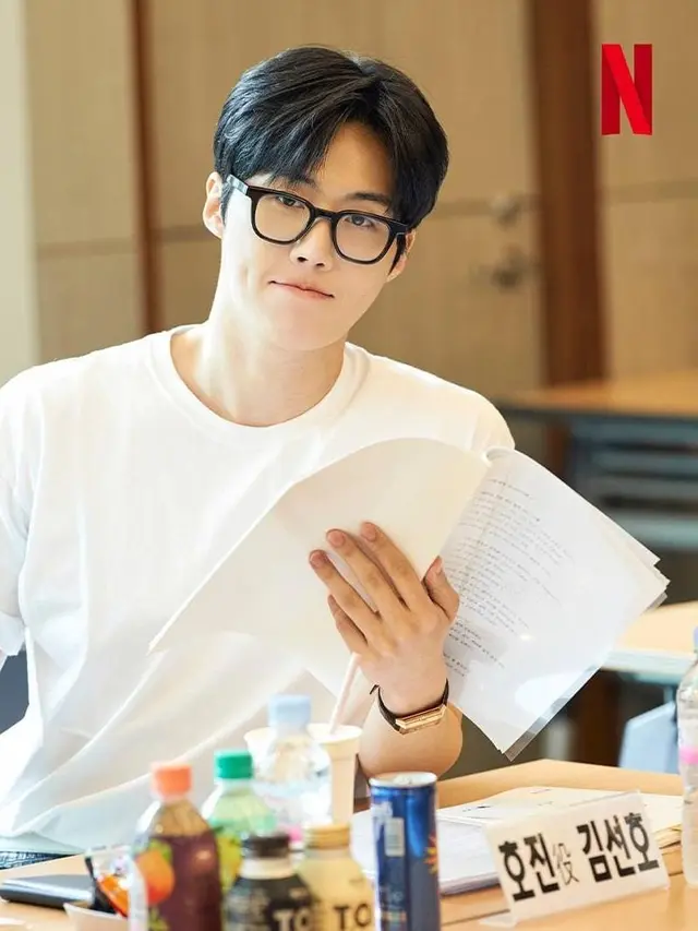 Netflix Menampilkan Aktor dan Aktris Populer Korea Selatan, Go Yoon Jung dan Kim Seon Ho untuk Membintangi Drama Korea Terbaru yang Merupakan Series Originalnya berjudul Can This Love Be Translated. (dok. Instagram/Netflixid)