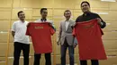 Erick Thohir dan Anindya Bakrie menunjukan jersey saat peluncuran Warrix Indonesia di Hotel Santika, Jakarta, Kamis, (6/2/2020). Apparel asal Thailand ini resmi masuk pasar Indonesia. (Bola.com/M Iqbal Ichsan)