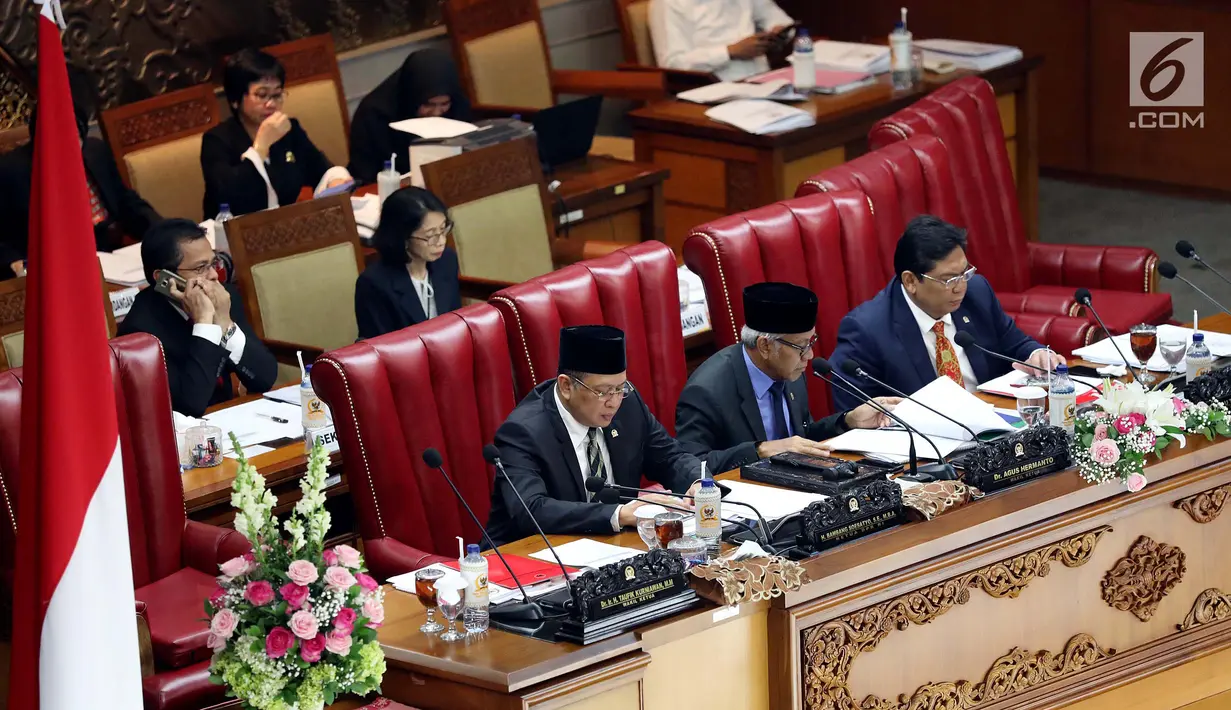 Wakil Ketua Agus Hermanto ditemani Ketua DPR Bambang Soesatyo memimpin rapat paripurna di Kompleks Parlemen, Senayan, Jakarta, Selasa (10/7). Salah satu hal yang dibahas dalam rapat adalah pelaksanaan APBN Tahun Anggaran 2017. (Liputan6.com/Johan Tallo)