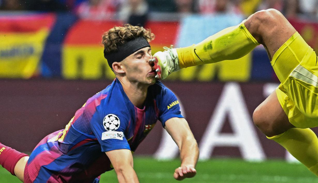 Laga perempat final Liga Champions antara Atletico Madrid dan Barcelona diwarnai insiden mengerikan yang melibatkan kiper Atletico, Juan Musso, dan pemain Barcelona, Fermin Lopez. (AFP/Javier Soriano)